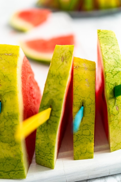 Rotes kernloses Wassermeloneneis am Stiel für Kinder.