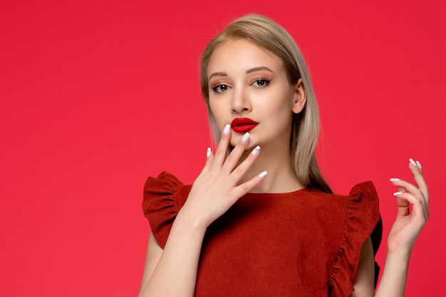 Rotes Kleid, süße, elegante, hübsche Dame in weinrotem Kleid, das Lippenstift auf den Lippen berührt