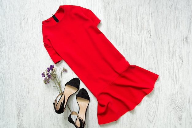 Rotes Kleid und schwarze Schuhe.