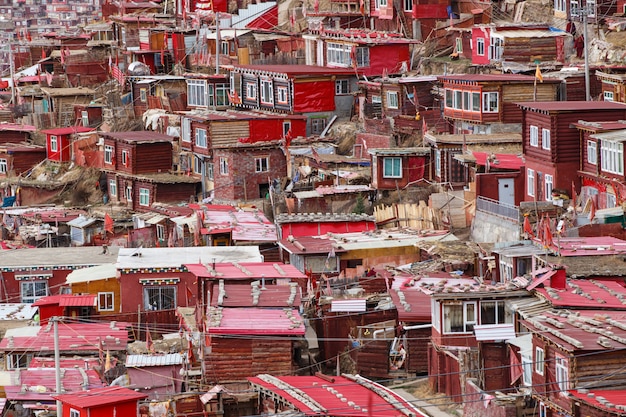 Rotes Kloster bei Larung Gar (buddhistische Akademie) am Sonnenscheintag, Sichuan, China