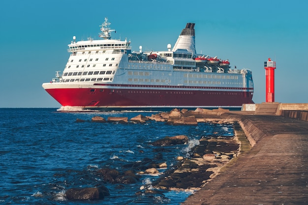 Rotes Kreuzfahrtschiff. Große Passagierfähre unterwegs