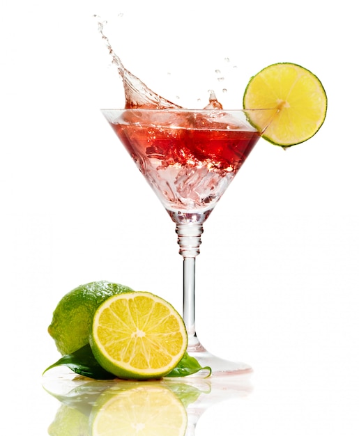 Foto rotes martini-cocktail mit spritzen und kalk getrennt