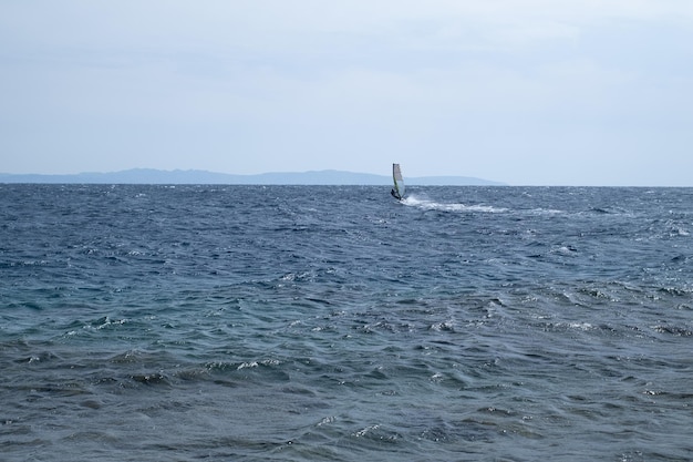 Rotes Meer im Golf von Aqaba umgeben von den Bergen der Sinai-Halbinsel Dahab Ägypten