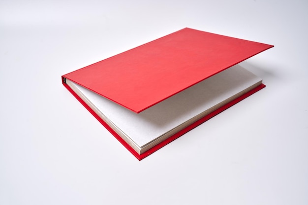 Rotes Notizbuch auf weißem Hintergrund