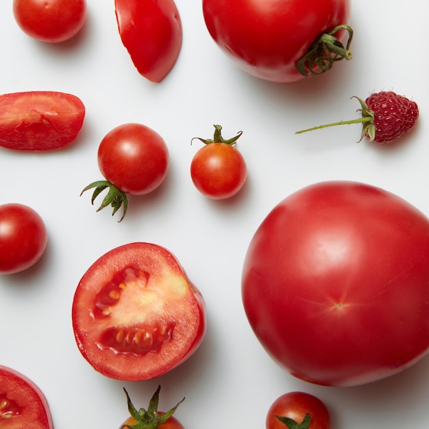 Rotes Obst und Gemüse isoliert auf weißer Oberfläche