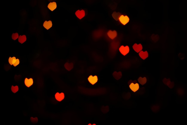 Rotes orangefarbenes herzförmiges Bokeh