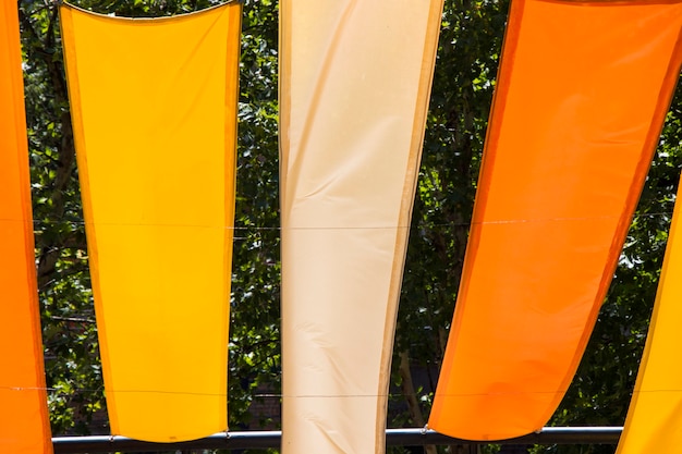 Foto rotes, oranges und rotes farbtuch im park