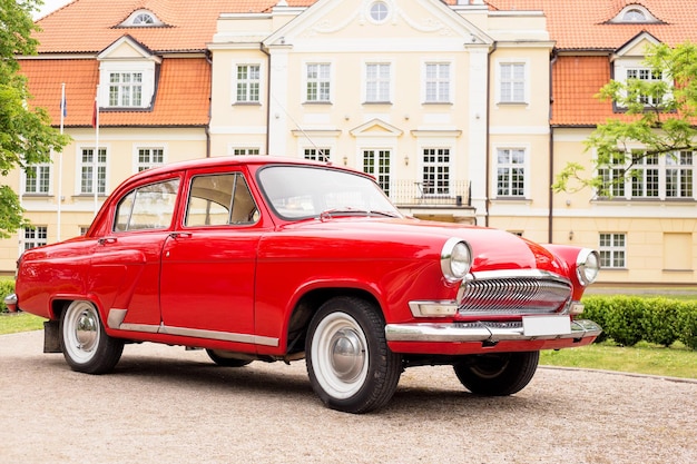 Foto rotes retro-auto vor der ferienvilla