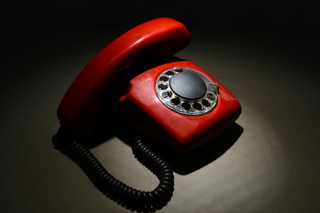 Rotes Retro-Telefon auf dunklem Farbhintergrund