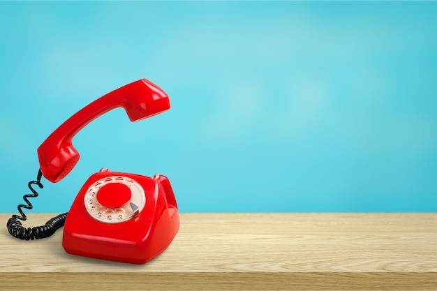 Rotes Retro-Telefon auf Hintergrund isoliert