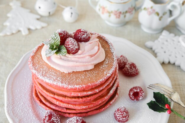 Rotes Samtpfannkuchen-Frühstück mit Weihnachtsdekoration