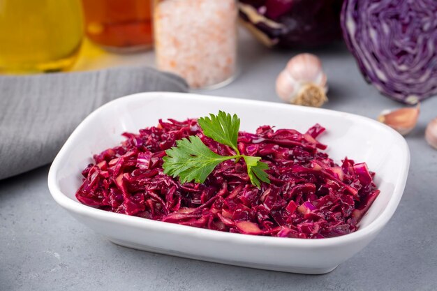 Rotes Sauerkraut Sauer eingelegter Kohl auf Teller Rotkohl