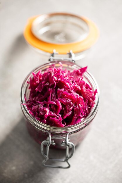 Foto rotes sauerkraut sauer eingelegter kohl im glas