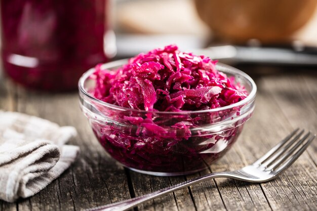 Rotes Sauerkraut Sauer eingelegter Kohl in einer Schüssel auf einem Holztisch