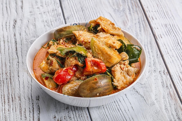 Rotes, scharfes Thai-Curry mit Hühnchen