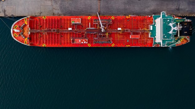 Rotes Schifffahrtsöl, das in der Tiefsee angedockt ist, aus der Luft von oben, fotografiert von Drohnen