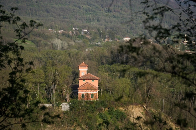 Rotes Schloss auf dem Land