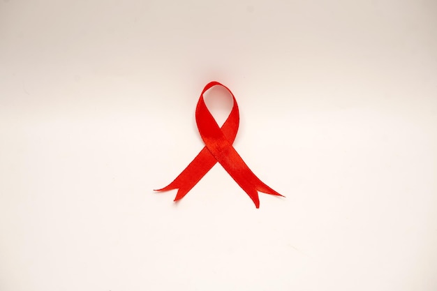 Rotes Seidenband zum Welt-Aids-Tag