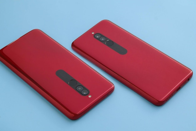 Rotes Smartphone auf dem blauen Brett Blauer Tisch