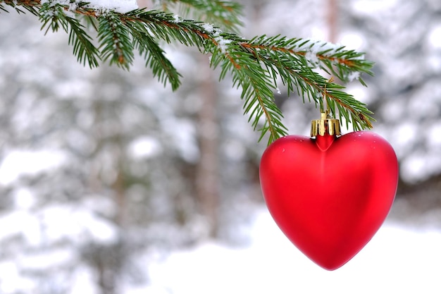 Rotes Spielzeugherz am Weihnachtsbaum