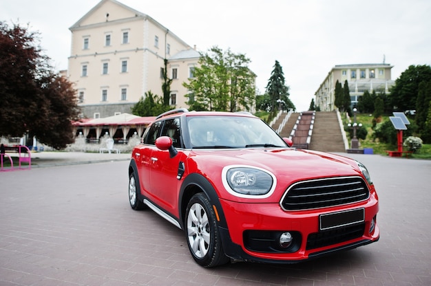 Rotes stadtauto. kleinwagen für städte.