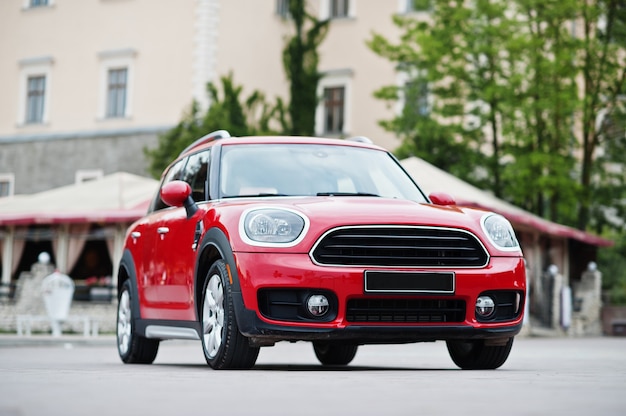 Rotes Stadtauto. Kleinwagen für Städte.