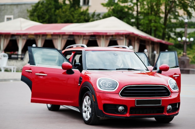 Rotes Stadtauto. Kleinwagen für Städte.