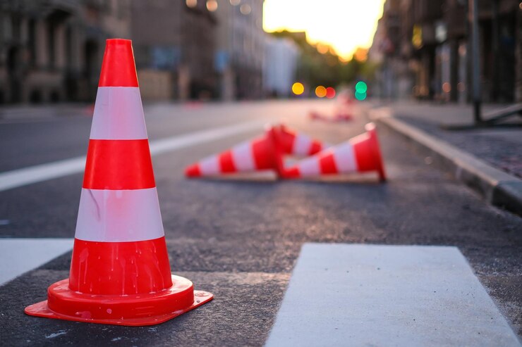 Foto rotes straßenschild auf einer straße in der stadt