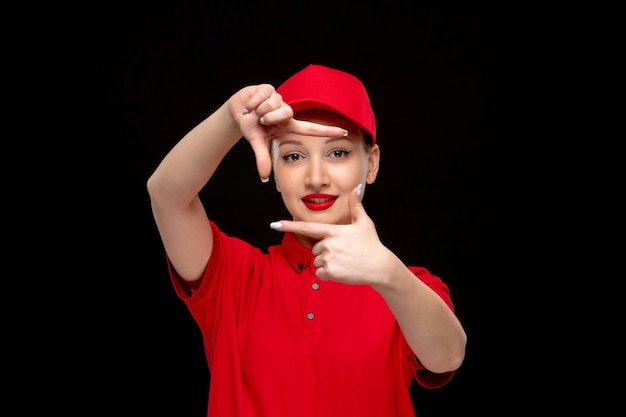 Rotes T-Shirt-Tagesmädchen mit Crop-Kamera-Symbol in einer roten Mütze mit Hemd und hellem Lippenstift