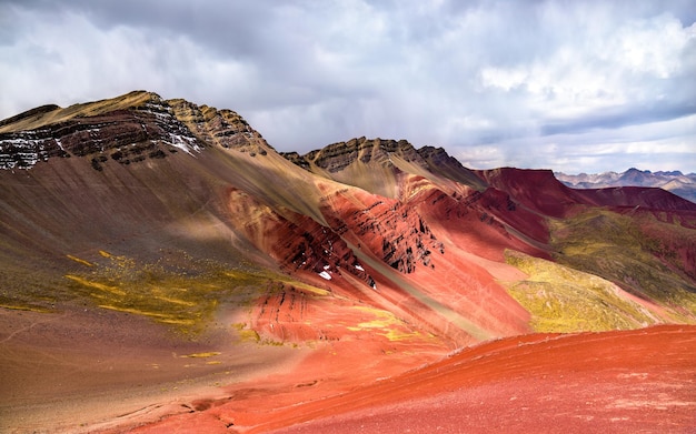 Rotes Tal am Vinicunca Rainbow Mountain in Peru