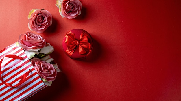 Rotes Thema des Valentinstags mit Blume, Blumengeschenkpaket und Geschenkbox.