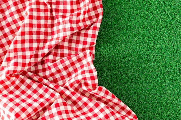 rotes Tischtuch auf grünem Grashintergrund