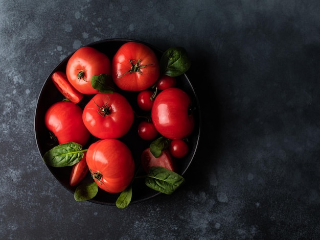 Rotes tomatengemüse in einer schüssel auf einem tisch