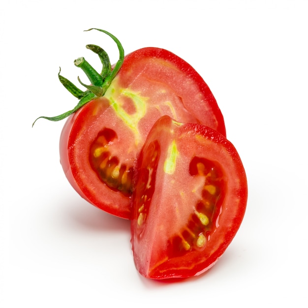 Rotes Tomatengemüse mit dem Schnitt lokalisiert auf Weiß