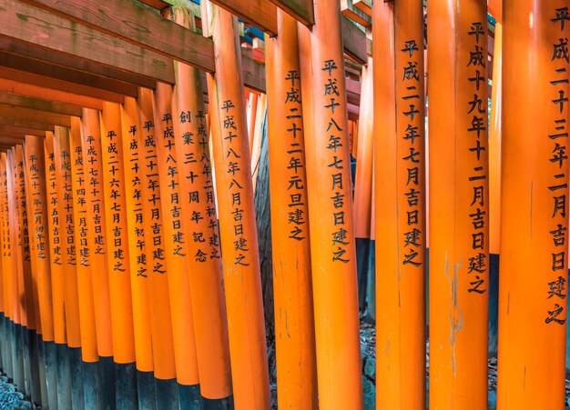 Rotes Tori-Tor an Schrein Fushimi Inari in Kyoto, Japan.