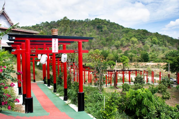 Rotes Torii-Tor des Tempels Wat Khao Sung Chaem Fa auf dem Berg Khao Sam Sip Hap für thailändische und ausländische Reisende reisen besuchen und respektieren das Beten in Tha Maka am 23. Mai 2021 Kanchanaburi Thailand