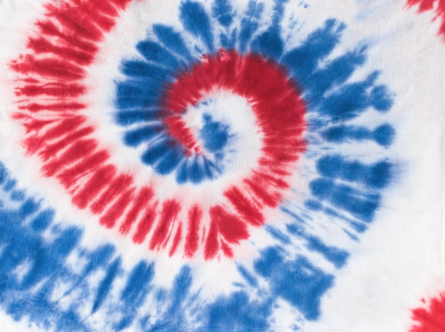 Foto rotes und blaues farbmuster auf weißem stoff handfarben von stoff
