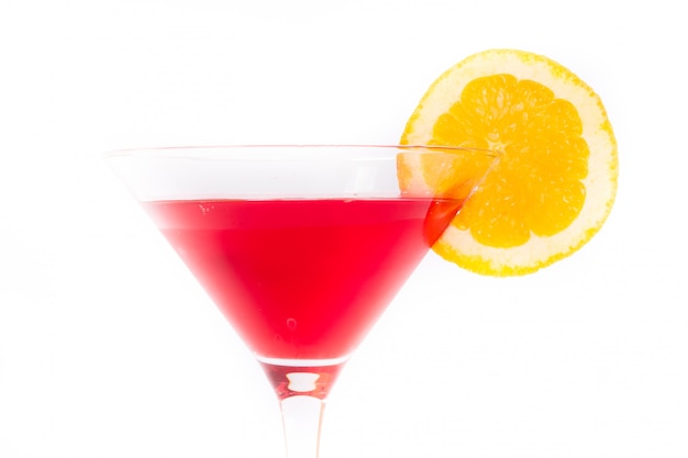 Rotes und gelbes Cocktail auf Weiß