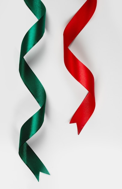 Foto rotes und grünes satinband auf weißem hintergrund