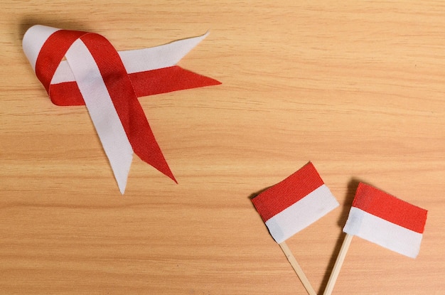 Rotes und weißes Band und Flagge mit leerem Raum für das Hintergrundkonzept der Feier der indonesischen Unabhängigkeit und des indonesischen Nationalfeiertags