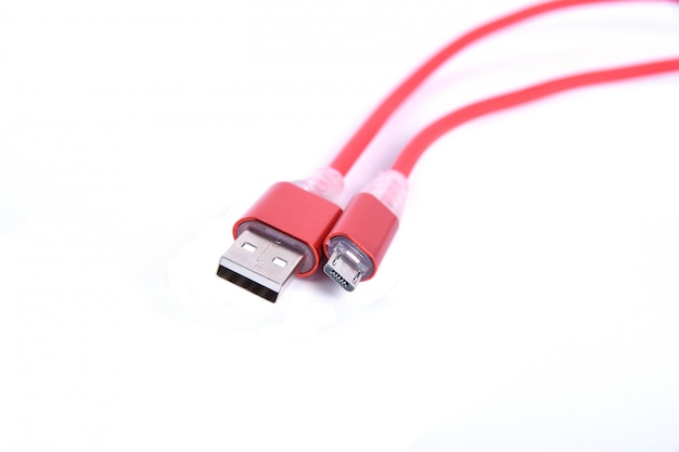 Rotes USB-Kabel für Smartphone-Ladung isoliert.