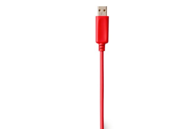 Rotes USB-Typ-C-Kabel isoliert auf weißem Hintergrund