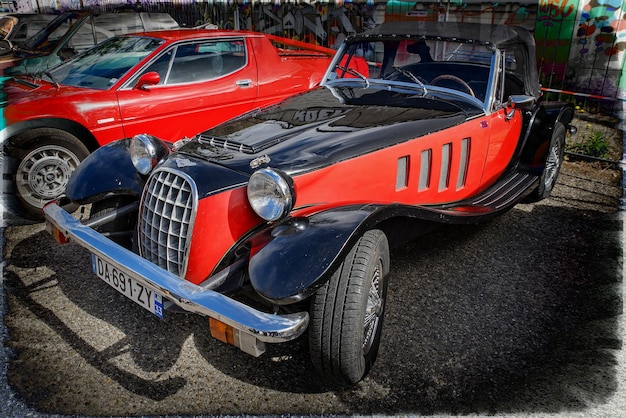 Rotes Vintage-Auto auf der Straße