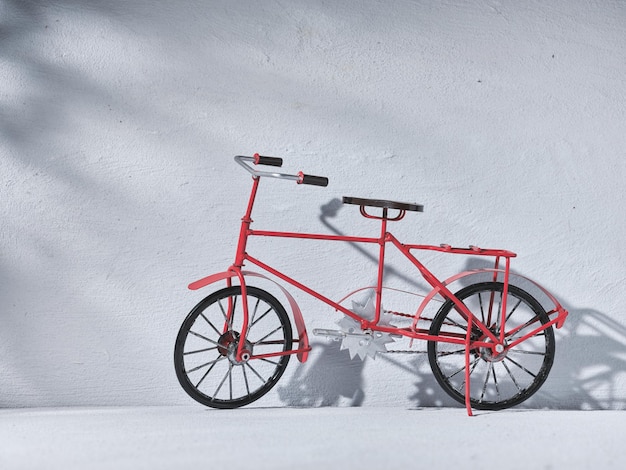 Rotes Vintage-Fahrrad auf Betonmauerhintergrund