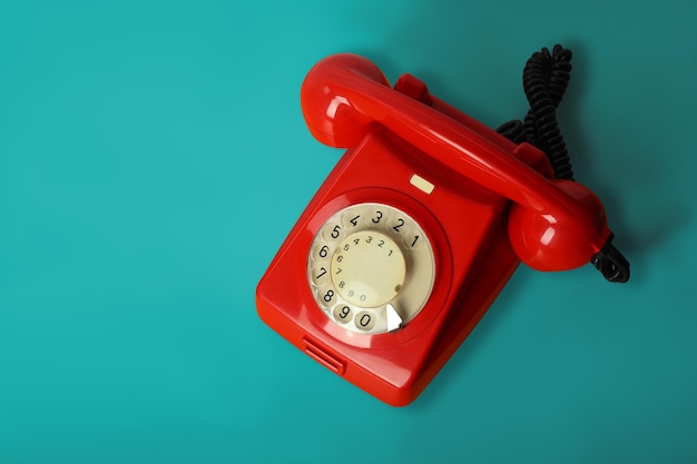 Rotes Vintage-Telefon auf blauem Hintergrund