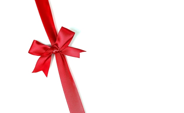 Rotes Weihnachtsband auf weißem Hintergrund