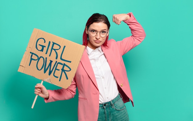 Rothaarige coole frau mit girl power board