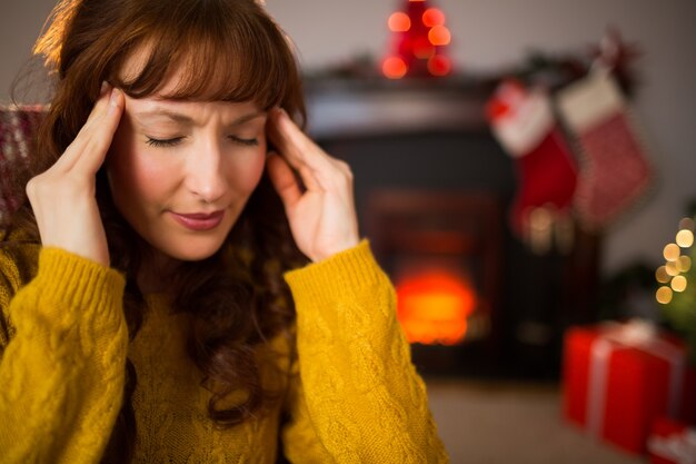 Rothaarige, die Kopfschmerzen am Weihnachtstag erhält