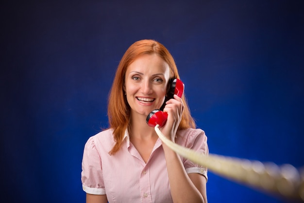 Rothaarige Frau mit Telefon