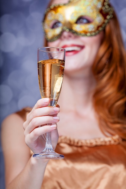 Rothaarige Frauen in Maske mit Champagner